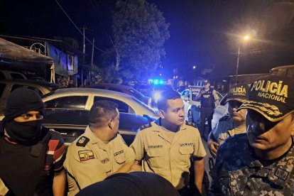 Los uniformados fueron dejados en una carretera por el cantón Valencia.
