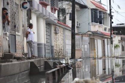 Un camarógrafo de un medio de comunicación, cayó a una alcantarilla mientras realizaba la cobertura de la emergencia.