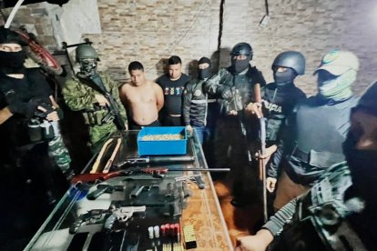 Militares y policías intervinieron en la casa y detuvieron a tres personas.