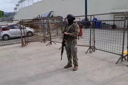 Personal militar permanece afuera del centro carcelario.