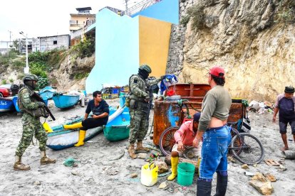 Los uniformados revisan a pescadores y los implementos que usan.