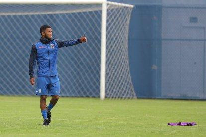 Pedro Vite (d) confesó que está feliz por poder defender al combinado nacional en el Preolímpico. Él y Justin Cuero (i) se perfilan como titulares en la selección.