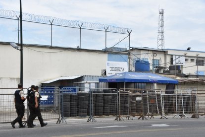 Militares y policías vigilan los exteriores de la cárcel de Machala.