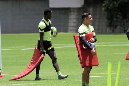 Alexander Alvarado (d) espera mantener el buen camino de los universitarios con el nuevo cuerpo técnico.
