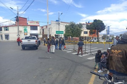 En el exterior de la cárcel de Ambato, familiares de internos esperan por información.