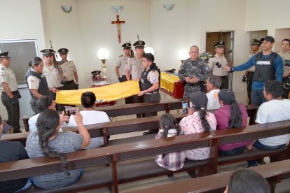 Entre familiares y compañeros hicieron homenaje a los agentes asesinados.