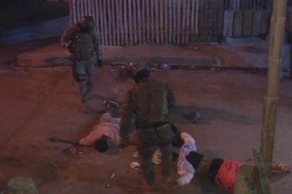 Los sospechosos fueron revisados. A quienes se les hallaba droga o armas los mandaron a ‘cana’.