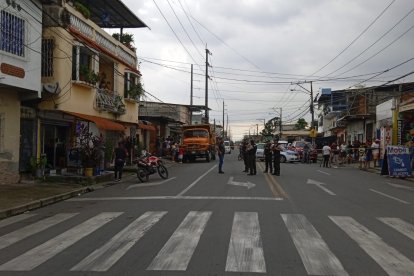 Policías acordonaron el sector donde se registró el hecho. Las víctimas quedaron dentro del local.