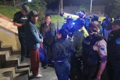 Lugareños llegaron el sitio del robo.