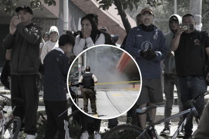 Habitantes observan con preocupación cómo los policías realizan su trabajo cerca de la bomba.