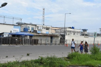 Según un video que circuló por redes sociales, los reos abrieron la puerta del penal y sacaron el cuerpo.