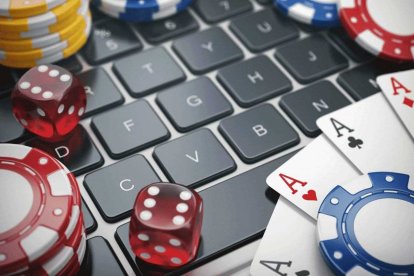 Actualmente, la industria de los juegos digitales, incluyendo los mejores casinos online y las plataformas de apuestas en línea, están encarando los retos que implica el cambio generacional de los jugadores. En efecto, los denominados “millenials” y “la generación Z” al ser más jóvenes y haber crecido en la plena expansión digital, tienen hábitos de consumo muy diferentes a los jugadores clásicos; por lo que las casas de apuestas necesitan encontrar formas de atraer a este grupo demográfico más joven y aumentar así su participación y lealtad.
Analicemos a continuación tres formas eficaces con las que estas plataformas de juegos y entretenimiento puede llegar, de manera más efectiva, a las audiencias más jóvenes.


Ofrecer experiencias más inmersivas e interactivas 
Una de las principales características que suele buscar el público más joven en los principales casinos online en Ecuador es la experiencia inmersiva e interactiva. De hecho, cuando consiguen una plataforma que les brinde experiencias visuales enriquecedoras y a su vez, les permitan interactuar con otros jugadores de forma realista, suelen retornar y por ende, se fidelizan. Por lo tanto, los casinos online en Ecuador pueden aprovechar este deseo de inmersión e interacción, brindando opciones de apuestas más innovadoras y diversas, como por ejemplo: las apuestas en vivo, apuestas de utilería, deportes de fantasía, deportes electrónicos y realidad virtual. 


Centrarse en la experiencia móvil
Las audiencias jóvenes son mucho más afines a la movilidad, por lo que si una plataforma de juegos online quiere atraerlos y fidelizarlos, debe, sí o sí, centrarse en la experiencia de los móviles. Estas Apps deben ser responsivas, fáciles de usar y sobre todo, que se ejecuten de manera totalmente fluida. Además, también deben ser capaces de aprovechar las tecnologías con las que cuentan los móviles hoy en día: sensores, cámaras, biometría, etc. 
Es importante reseñar que los móviles han tenido una notable evolución tanto en software como en hardware en los últimos 5 años, hasta el punto de tener una potencia relativamente similar al PC. Por ende, las plataformas móviles de juegos en línea ya no tienen limitaciones en cuanto a hardware gráfico, CPU y capacidad de RAM a la hora de proporcionar juegos móviles fluidos e inmersivos.


Utilizar las redes sociales y personas influyentes para generar confianza y conciencia
Otra forma en que las casas de apuestas pueden llegar a un público más joven y fidelizarlo es aprovechando las redes sociales y los llamados “influencers” para generar confianza y conciencia. Es más probable que las audiencias más jóvenes confíen en las recomendaciones de sus pares y modelos a seguir que en las de las fuentes publicitarias tradicionales. Por lo tanto, las casas de apuestas pueden utilizar plataformas sociales como: X (Twitter), Instagram, YouTube y TikTok, para crear contenido atractivo e informativo, como consejos, avances, reseñas, podcasts y vídeos, que puedan educar y entretener a los apostadores jóvenes potenciales. También pueden asociarse con personas influyentes, como atletas, celebridades y expertos, que pueden respaldar su marca y sus productos, y generar un boca a boca positivo.


Fomentar el juego responsable
Si bien hay un creciente interés en atraer a las audiencias más jóvenes, también es muy importante fomentar e inculcar el juego responsable. De esta manera, el operador no solo garantiza transacciones y juegos justos, sino que, además, demuestra su compromiso social en cuanto a evitar que las nuevas generaciones caigan en la ludopatía y otros problemas derivados del abuso en los juegos y apuestas online.