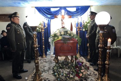 Con una guardia de cuatro policías se vela el cuerpo del cabo Luis Guanotuña.
