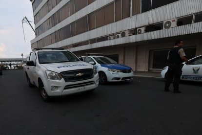 A la empresa del papá del Presidente Daniel Noboa llegó un amplio contingente policial para verificar la amenaza.