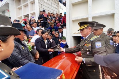 El cabo Luis Guanotuña fue sepultado.