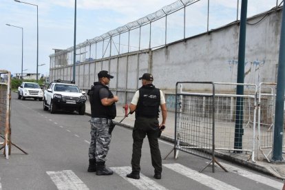 Guías permanecen retenidos en el interior del centro carcelario.