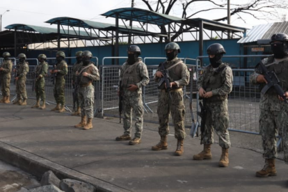 Militares se mantienen en los exteriores de la Peni.