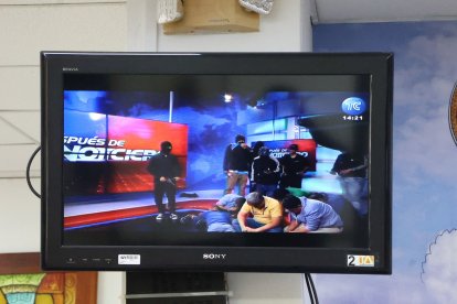 DELINCUENTES ARMADOS SE METEN A TC TELEVISION Y PERSONAL DE REDACCION DE DIARIO EXPRESO Y EXTRA MIRAN LO ACONTECIDO AL MEDIO TELEVISIVO PERIODISTA : FECHA : 09/01/2024 AGENCIA : ( AG-EXPRESO )