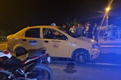 El taxi en el cual encontraron a una de las víctimas.