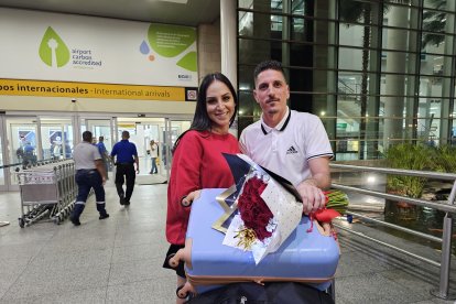 Nathalia Espinoza fue a recibir 

a su novio cubano, al aeropuerto