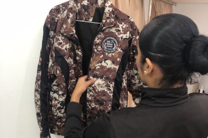 Ya en su vivienda ubica la chompa que le acompañó durante su cautiverio.