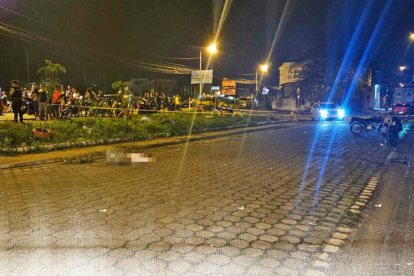 Uno de los cuerpos fue hallado sobre la calzada, junto a un parterre, a pocos metros del automotor donde estaba otro cadáver.