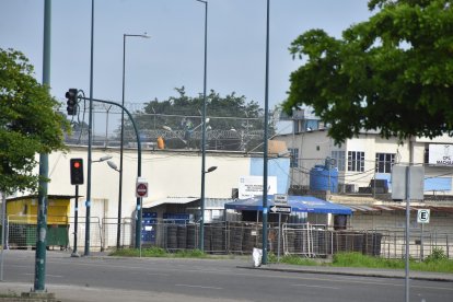 En una esquina del techado quedó el cuerpo del agente penitenciario.