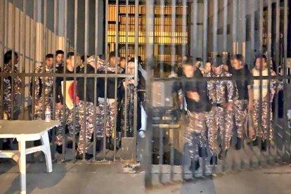 Todos con vida, los rehenes fueron liberados de la cárcel de Turi, también lo informaron bomberos locales.