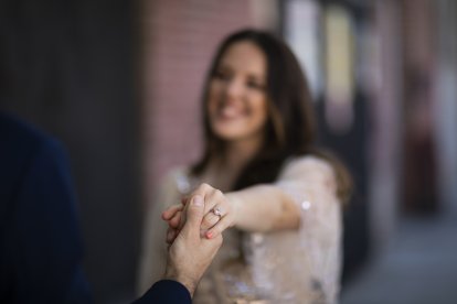 Compromiso.  Tiene un diseño más llamativo. Suele tener una piedra preciosa en el centro, rodeada de pequeñas joyas que realzan su belleza.