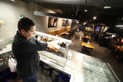 En Golden Prague, las mesas y la barra cervecera lucen vacías.