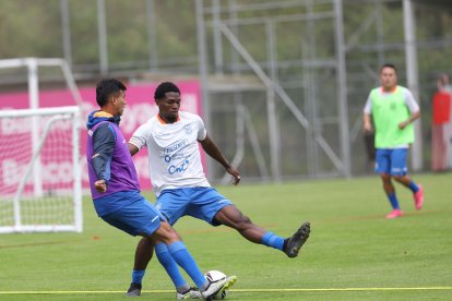 Justin Cuero (d) se perfila como titular en el ataque de la Tri sub-23, en busca de la clasificación a París 2024.