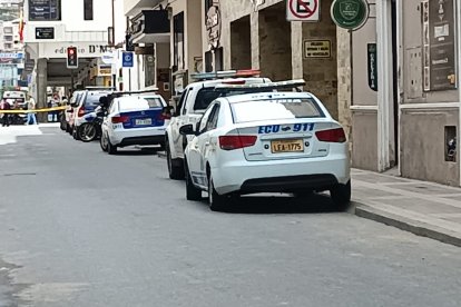 Los alrededores del edificio fueron acordonados por la Policía.