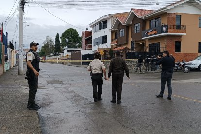 Los policías llegaron al sitio para ejecutar los protocolos ante este tipo de situaciones.