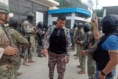 Angulo fue uno de los primeros celadores en ser capturados durante los motines.