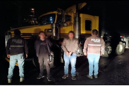 Los dos sujetos fueron detenidos a bordo de los camiones.