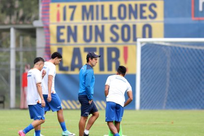 Miguel Bravo (c) apunta a convertirse en el primer entrenador que clasifique a una Tricolor a los Juegos Olímpicos.
