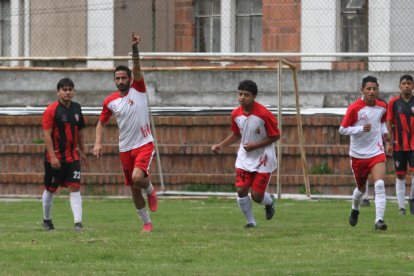 San Carlos (blanco) y Carcelén se mandaron un buen partido por octavos de final.