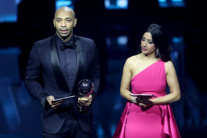 Lionel Messi no apareció y el francés Thierry Henry junto a Reshmin Chowdhury anunciaban que el argentino era el ganador.