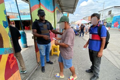 En 'La 18', los guardias revisan la documentación de quienes ingresan y la exhiben ante una cámara de seguridad.