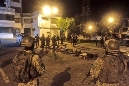 Los militares agarraron a varias personas en San Lorenzo.