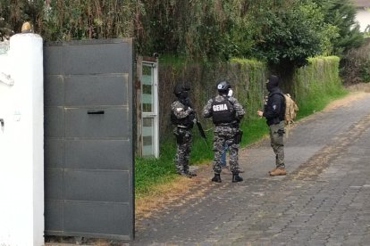 La fuera del orden se mantiene en el lugar mientras se levantan evidencias