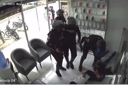 Policías detuvieron en flagrancia a los adolescentes.