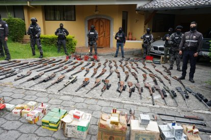 Al menos cien armas fueron decomisadas en el operativo.