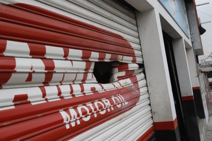 En la puerta enrollable quedó un orificio a causa de la detonación del artefacto explosivo.