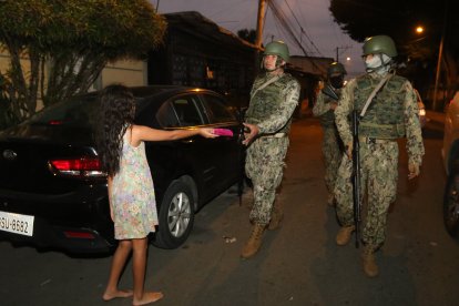 Los uniformados reciben muestras de apoyo en la mayoría de vecindarios donde realizan patrullaje.