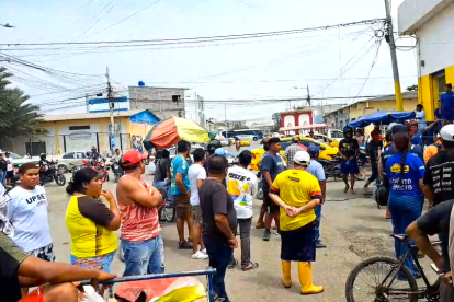 Decenas de curiosos se agruparon en el sitio donde se cometió el crimen.
