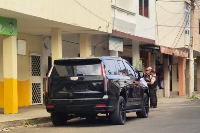 El automotor en el cual se movilizaba el empresario quedó fuera del centro médico.