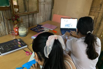 Kerlly (i) y Andrea (d) en medio de sus sesiones de clases virtuales.