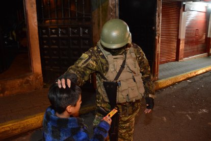 En la avenida Quitumbe Ñan, un niño se acercó a regalarles chocolates para el frío.