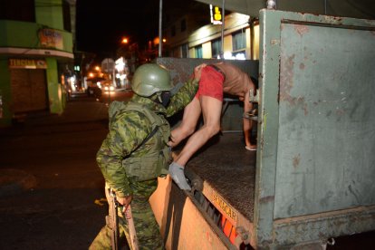 A un sujeto que tenía un cuchillo lo retuvieron por varios minutos en el camión.